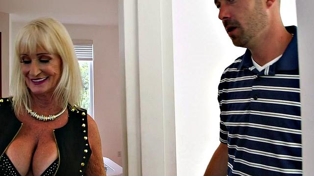 64-летняя Лия трахается с молодым, пока муж смотрит