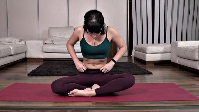 Yoga babe gets her trimmed pussy double penetrated after an intense yoga session and BJ