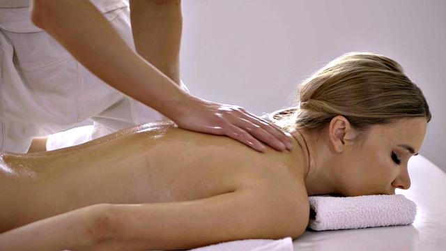 Sensual massaging babe gets doggystyled after deepthroating