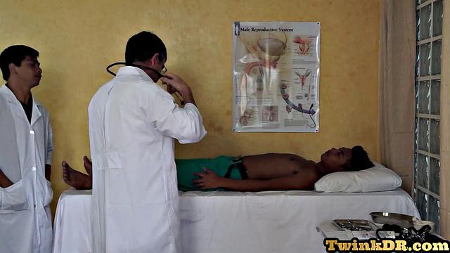 Два азиатских врача жёстко трахают пациента втроём по-гейски.