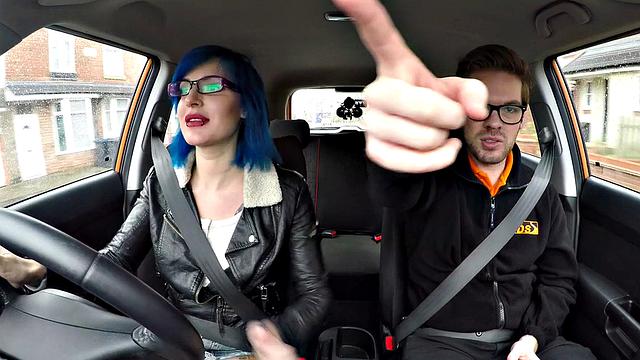 синеволосая тёлка в очках получает в жопу в джинсах в машине