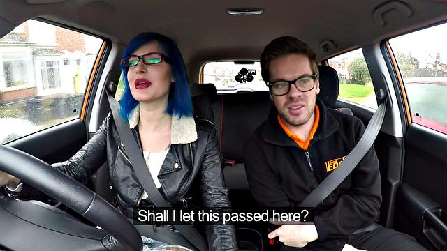 синеволосая тёлка в очках получает в жопу в джинсах в машине