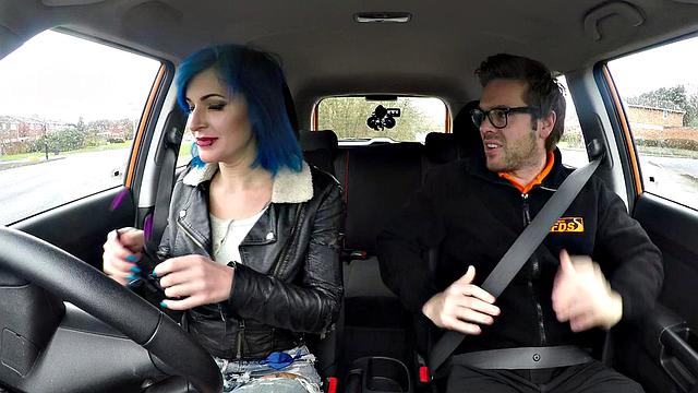 синеволосая тёлка в очках получает в жопу в джинсах в машине