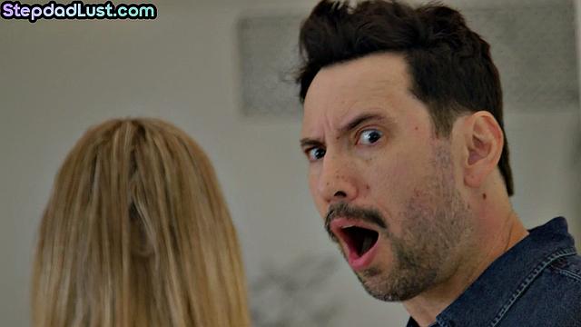 Смотри, как пышногрудая блондинка дрочит сиськами своему отчиму