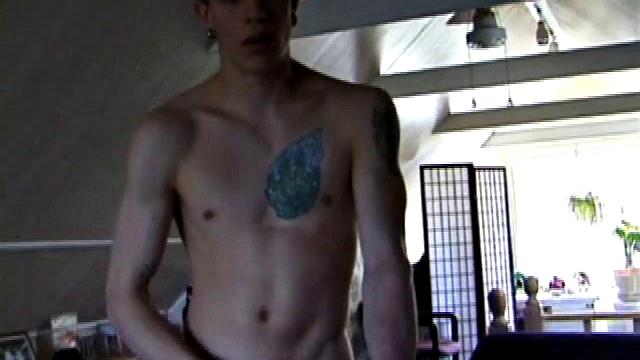 смотри, как шейн дрочит свой член и кончает на кровати