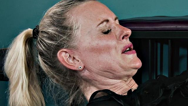 брюнетка с хвостиком получает в догги и наслаждается кунилингусом