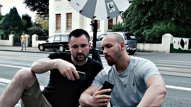 брюнетка с хвостиком получает в догги и наслаждается кунилингусом