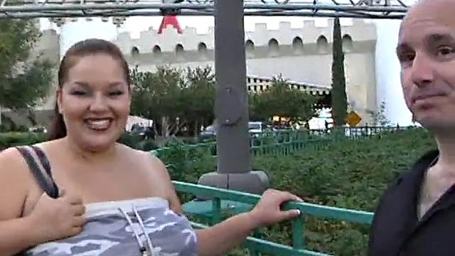 Элизабет выгуливает свои складки и явно не для игры в автоматы