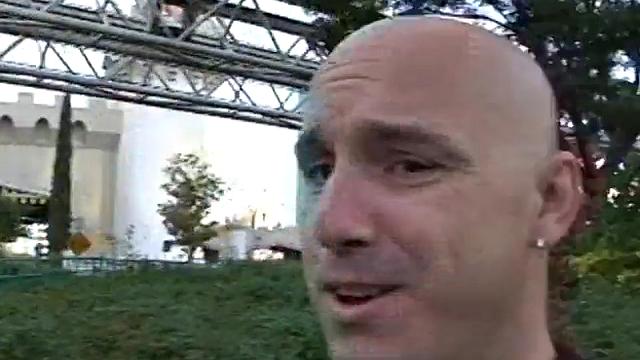 Элизабет выгуливает свои складки и явно не для игры в автоматы