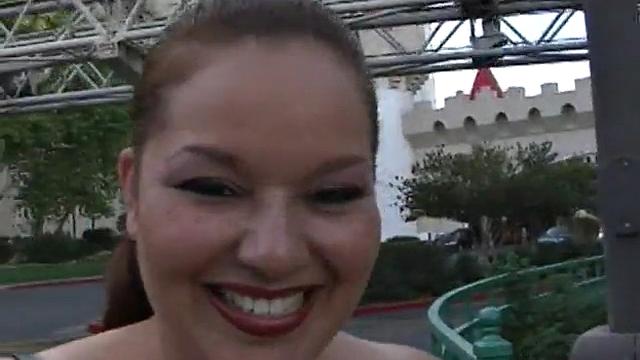 Элизабет выгуливает свои складки и явно не для игры в автоматы