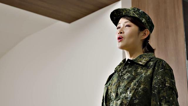 Taiwanese female soldier Ye Chenxin with her colleague