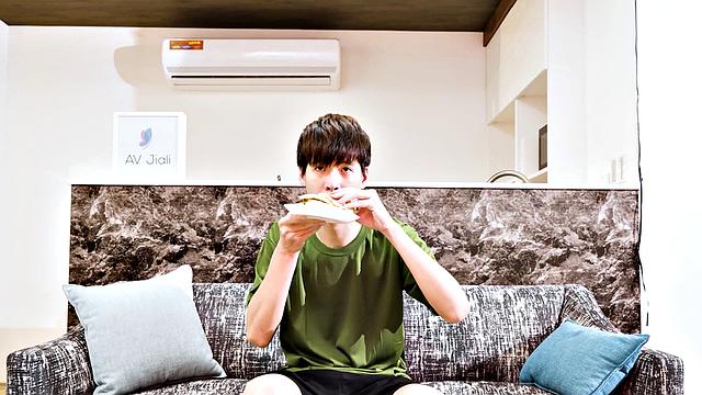 Taiwanese female soldier Ye Chenxin with her colleague