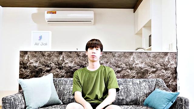 Taiwanese female soldier Ye Chenxin with her colleague