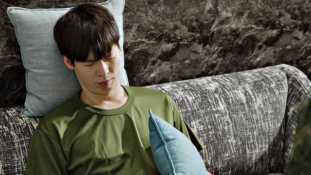 Taiwanese female soldier Ye Chenxin with her colleague