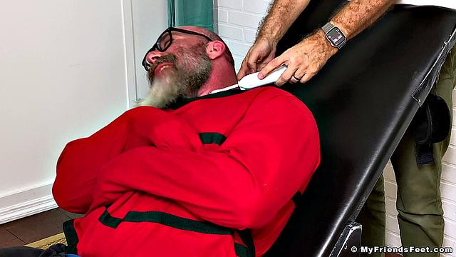 Рик попадает в приют для щекотки - Рик