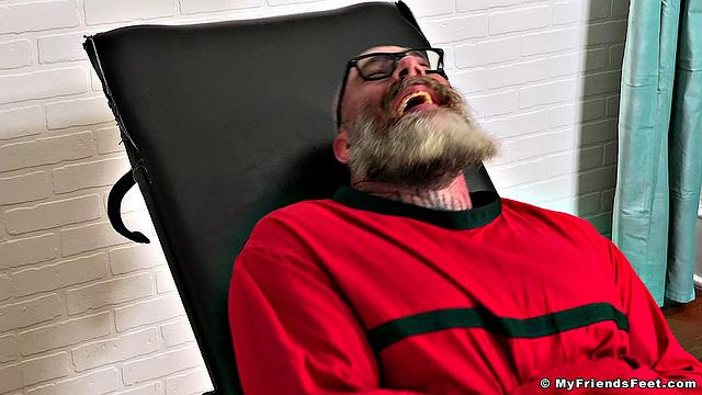 Рик попадает в приют для щекотки - Рик