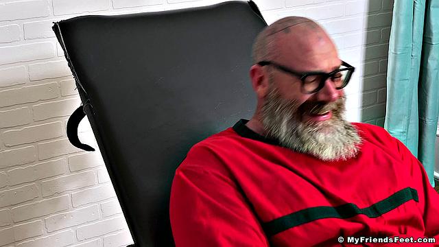 Рик попадает в приют для щекотки - Рик
