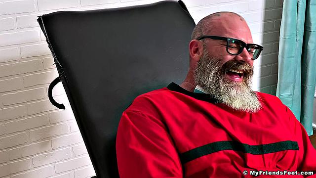 Рик попадает в приют для щекотки - Рик