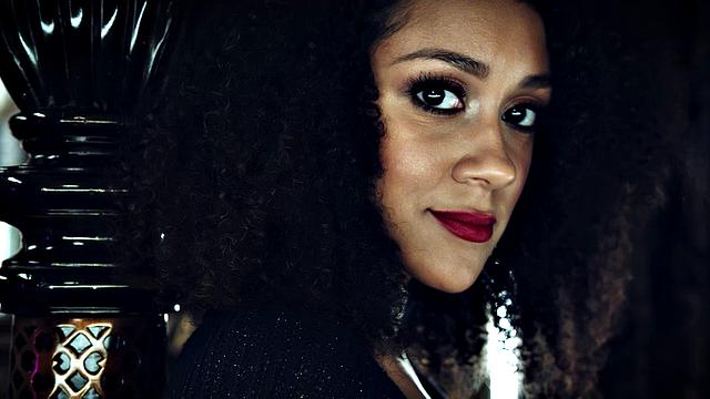 беременная шлюха с налитыми сиськами жадно принимает его член