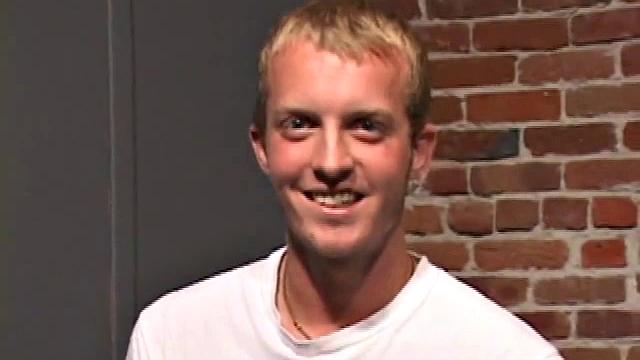 Смотри, как Sydney Austin дрочит член и кончает на камеру для геев зрителей.