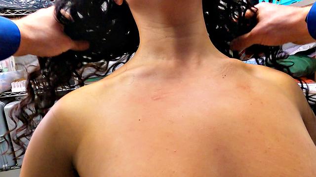 сочная латино milf попалась на краже и отдалась охраннику в подсобке