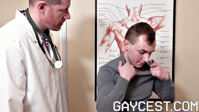 Татуированный врач трахает мачо и зрелого внука в горячем трио