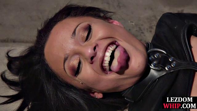 Жесткая домина в коже привязывает и трахается страпоном с опытной лесбиянкой доминанткой.