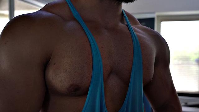 Rippling muscles trainer sucked by twunk