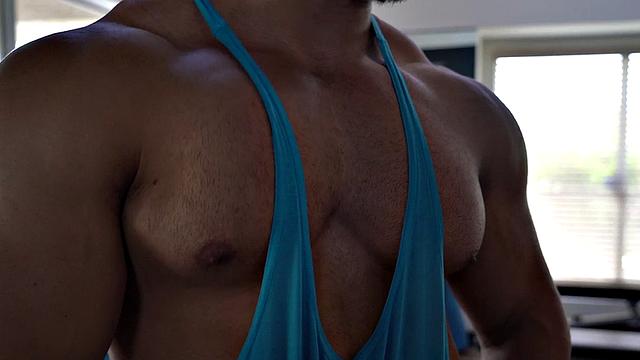 Rippling muscles trainer sucked by twunk