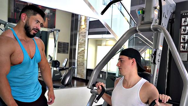 Rippling muscles trainer sucked by twunk