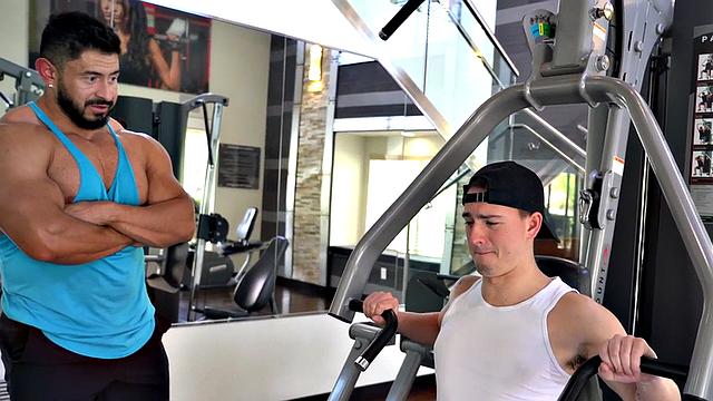 Rippling muscles trainer sucked by twunk