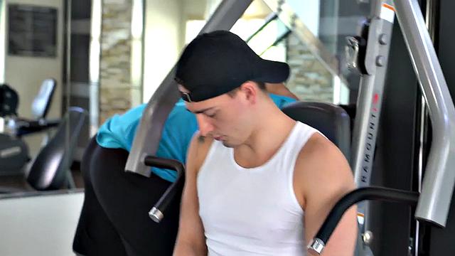 Rippling muscles trainer sucked by twunk