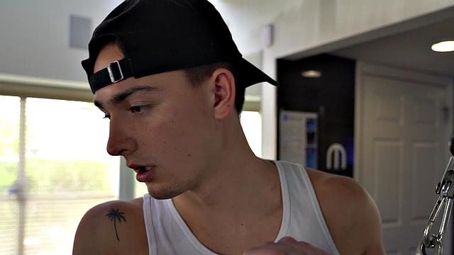 Rippling muscles trainer sucked by twunk