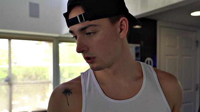 качок-тренер давится членом под шутки от весёлого пассива