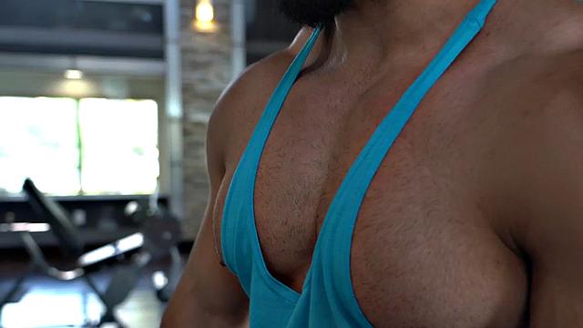 Rippling muscles trainer sucked by twunk