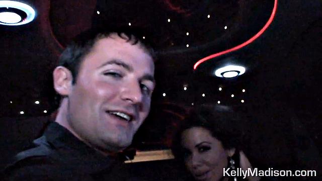 Зрелые блондинки в сетке и с огромными сиськами заводят на выставке в Вегасе