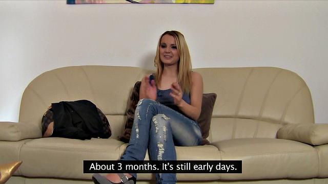 блондинка с большими сиськами и агентка устраивают жару на офисном диване