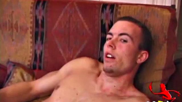 Смотри, как Карсон дрочит и кончает на камеру для геев