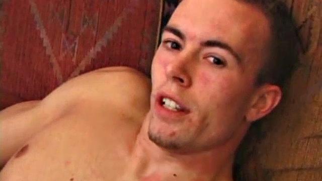 Смотри, как Карсон дрочит и кончает на камеру для геев
