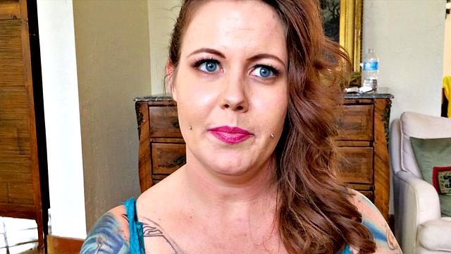 рыжая зрелка Ваня Виксен раздевается на кухне и возбуждает