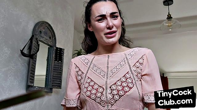 Татуированная стерва издевается над мелким членом и дрочит его, как профи