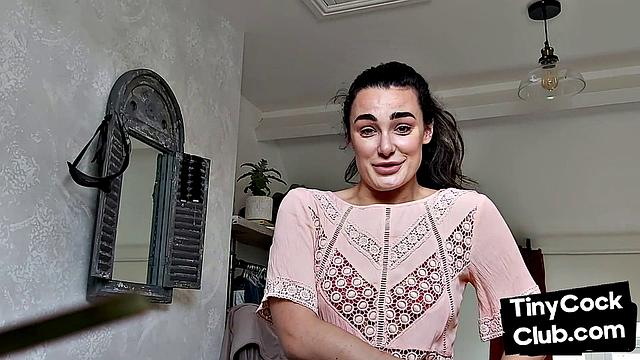 Татуированная стерва издевается над мелким членом и дрочит его, как профи