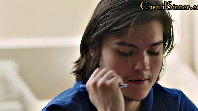 пышная студентка скачет на члене, подруга наблюдает