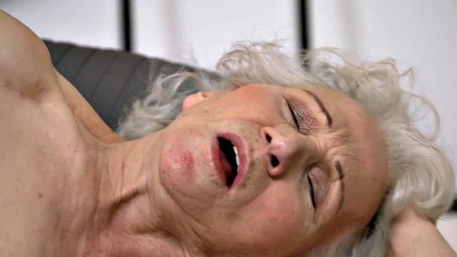 бабуля в очках ловит большой член в мокрую киску раком