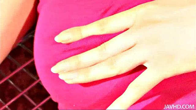 Рури с грудью по пол-экрана дрочит так, что вибратор просит пощады