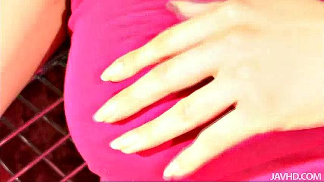 Рури с грудью по пол-экрана дрочит так, что вибратор просит пощады