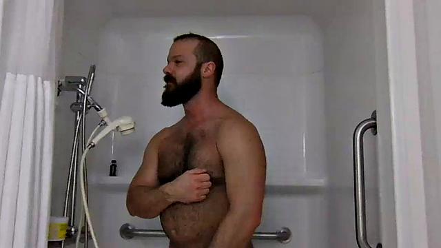 musclebull затаскивает topher в душ и жёстко трахается без остановки