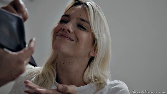 Блондинка раскрывает "тайны", но ее настоящее шоу - на члене