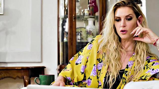 дикая лесбиянка жадно вылизывает киску и жестко дрочит пальцами