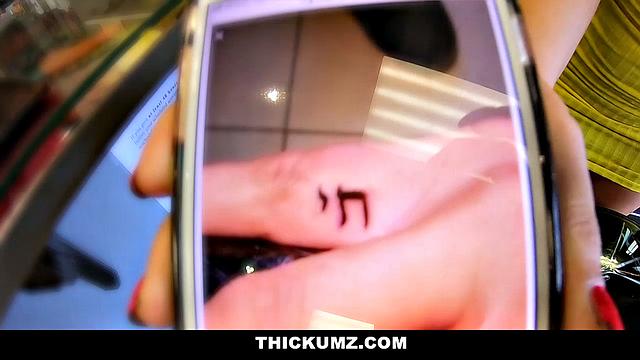 он разносит ей киску своим толстым хуем и заливает спермой